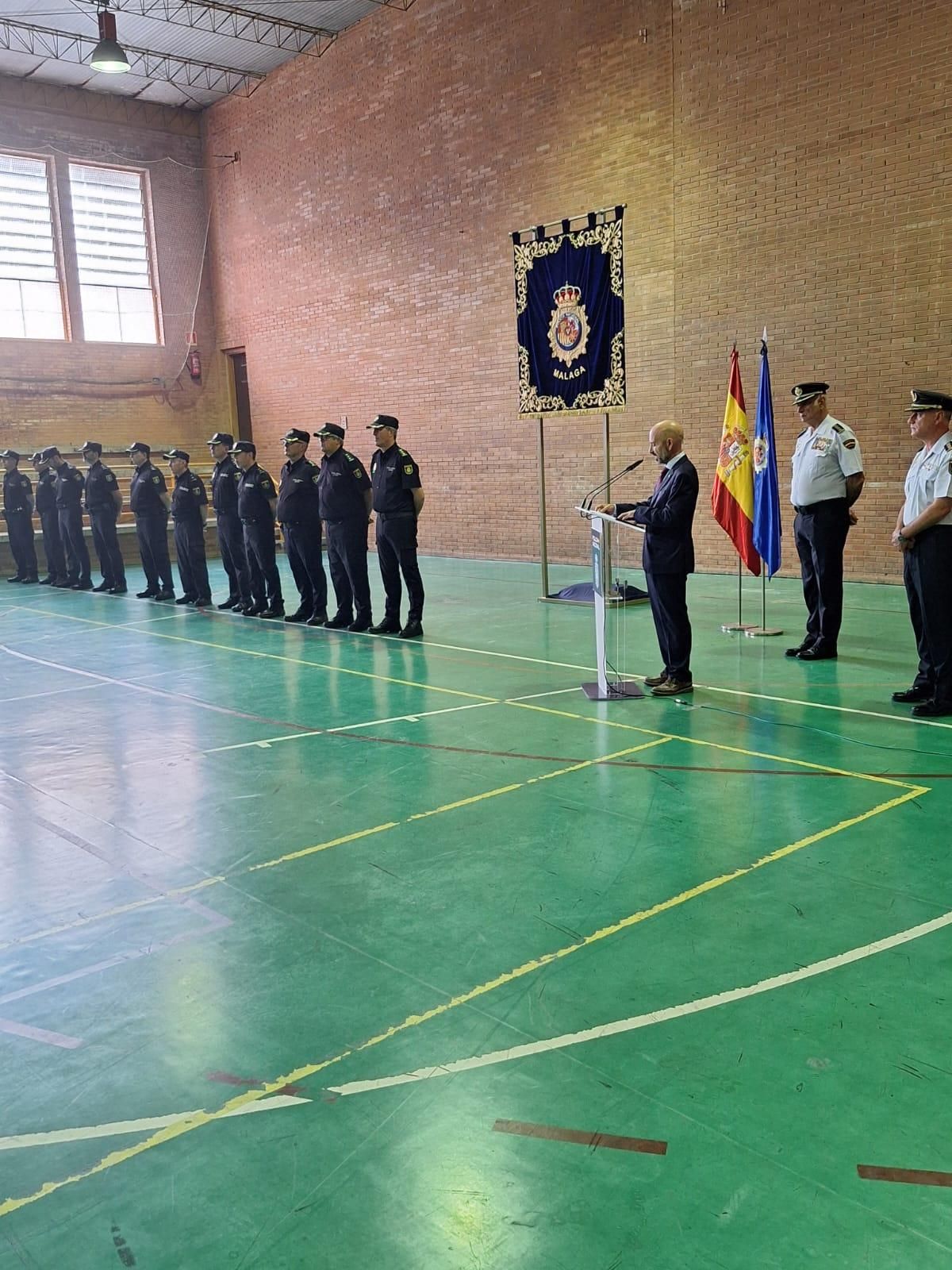 Salas da su discurso en presencia de Enrique Barón, que afronta su último día en el cuerpo.