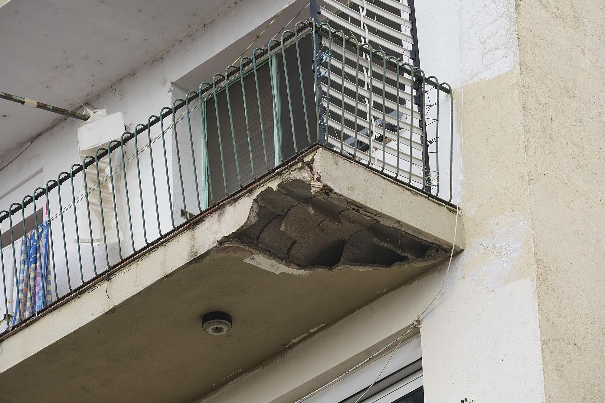 Es desprenen parts de dos balcons d'un bloc de pisos de Salt