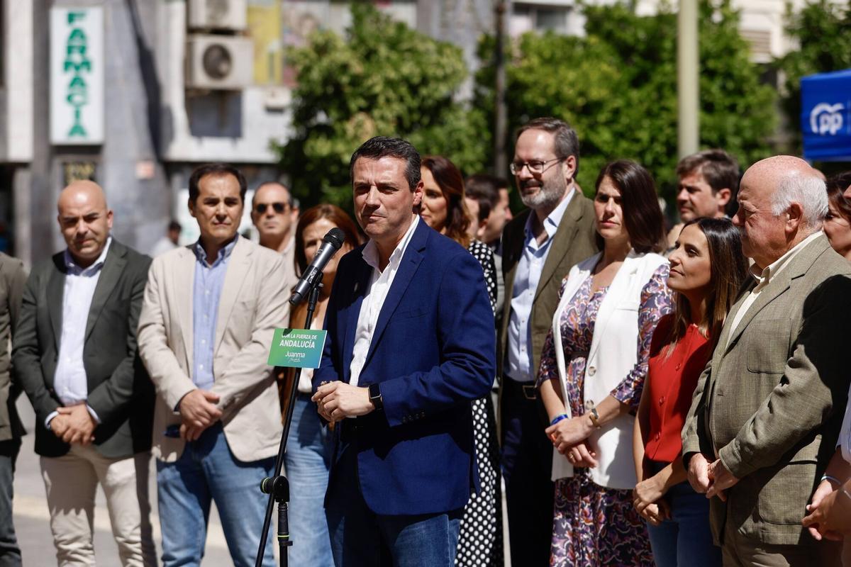 Córdoba. Cierre de Campaña Partido Popular, PP. Los miembros de la candidatura cordobesa al Parlamento andaluz, junto al presidente provincial del PP Córdoba, Adolfo Molina, participan en un acto de cierre de campaña en la Plaza de las Tendillas