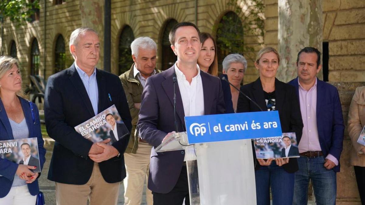 Llorenç Galmés junto a su equipo