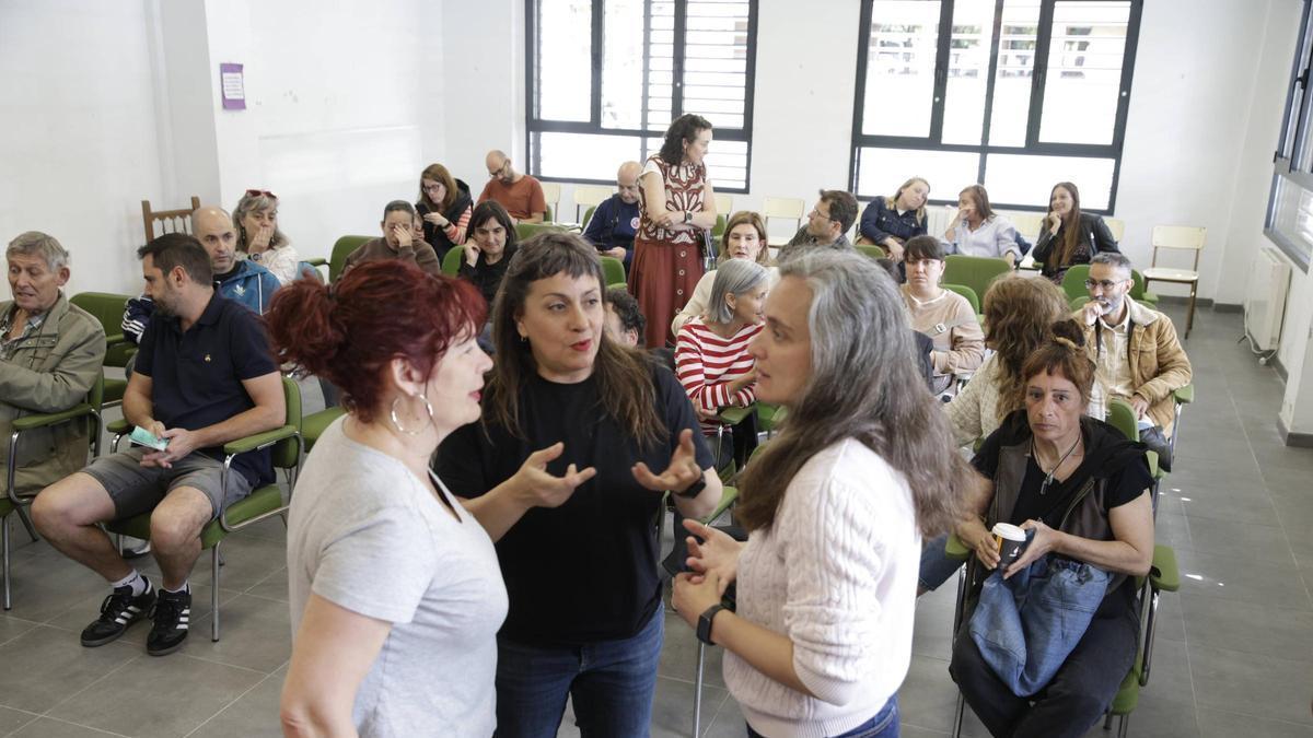 Asistentes a la asamblea, celebrada en el local de la Asociación de Pensionistas de Gijón.