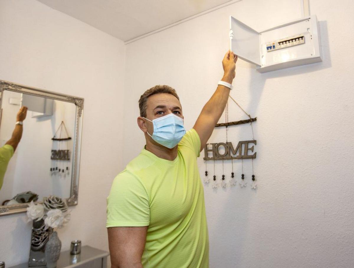 Cruz Roja ha cambiado a Carlos la instalación eléctrica por otra más eficiente. Las familias aprovechan la luz del día para leer. | ALEX DOMÍNGUEZ/PILAR CORTÉS