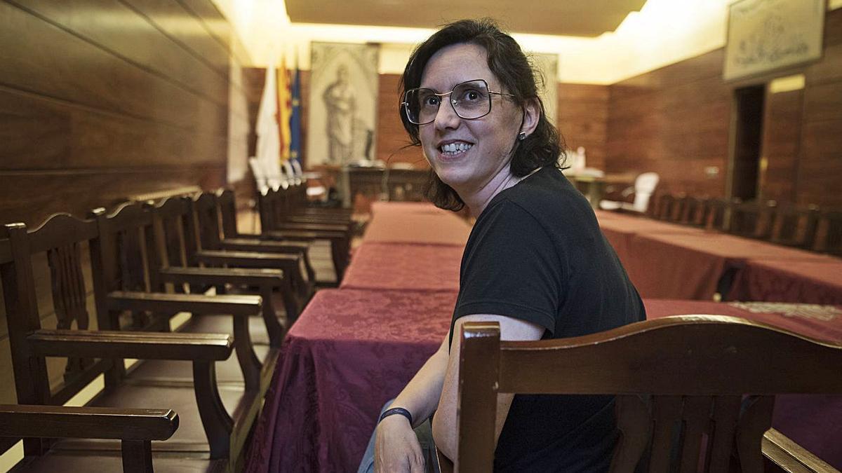 Judit Gisbert a la sala de plens de l’ajuntament de Solsona | OSCAR BAYONA