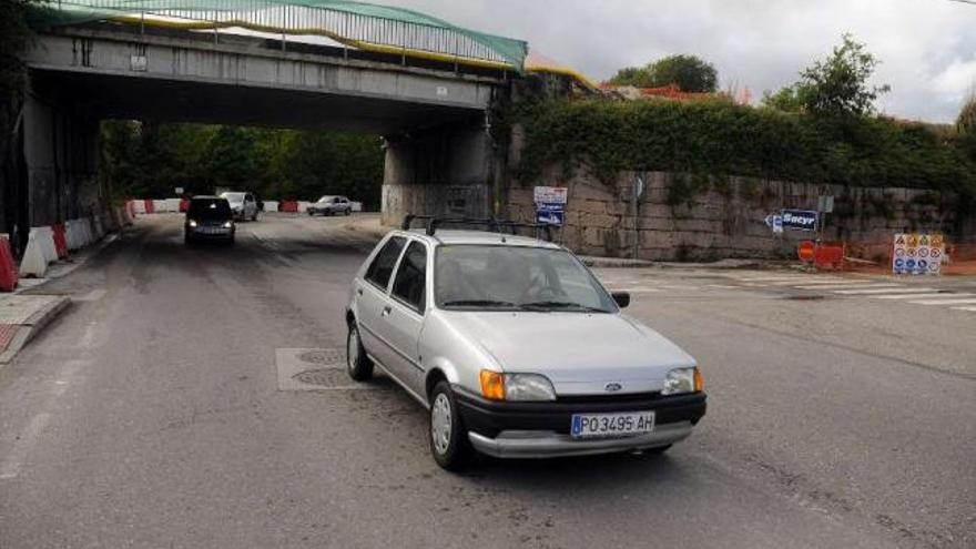 El puente de la vía férrea que cruza sobre la calle Otero Pedrayo, donde se ejecutan obras del AVE.  // R. V.