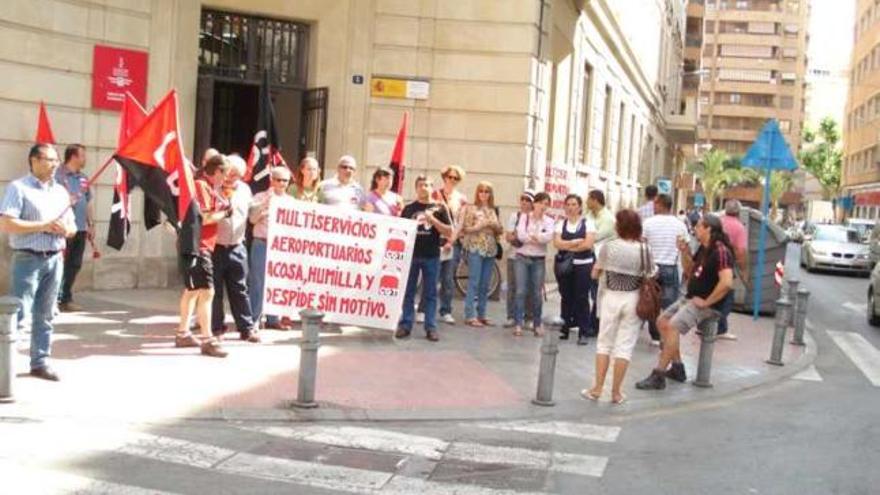 Un momento de la concentración de CGT frente a Trabajo, ayer