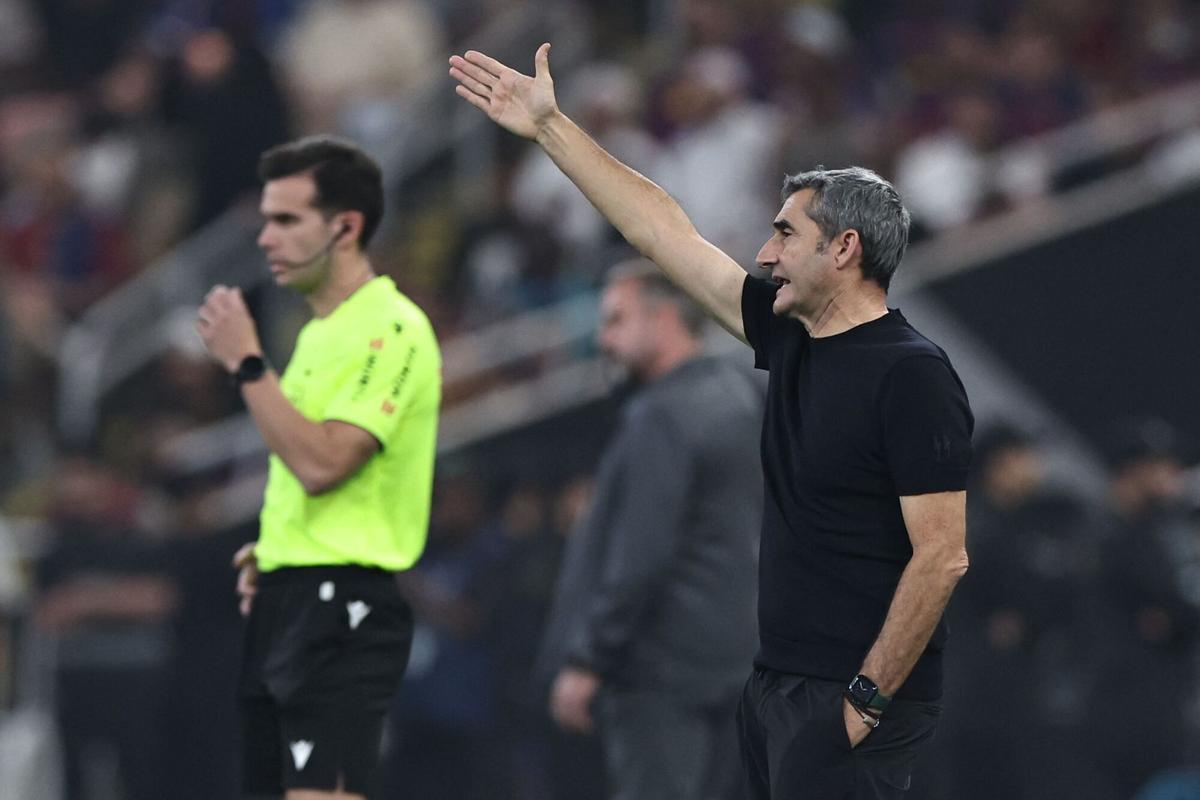 Athletic Bilbao's Spanish coach Ernesto Valverde reacts during the Spanish Supercup semi-final football match between FC Barcelona and Athletic Bilbao at King Abdullah Sports City in Jeddah on January 7, 2026. (Photo by Fadel SENNA / AFP)