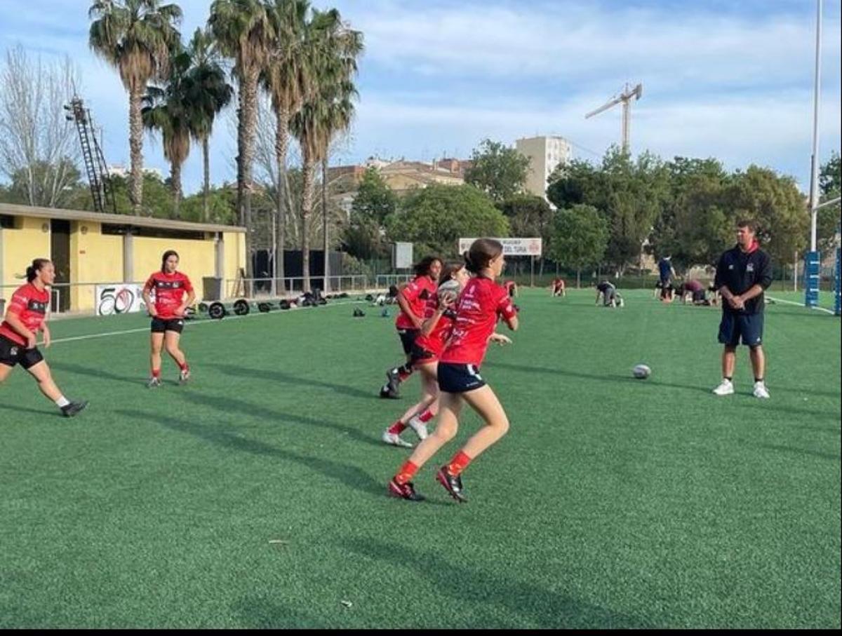 Al CAU Rugby Valencia Femenino S16 lo entrenan dos técnicos cualificados como Sergi Muñoz y José Ramón Cantero “Monchi”.