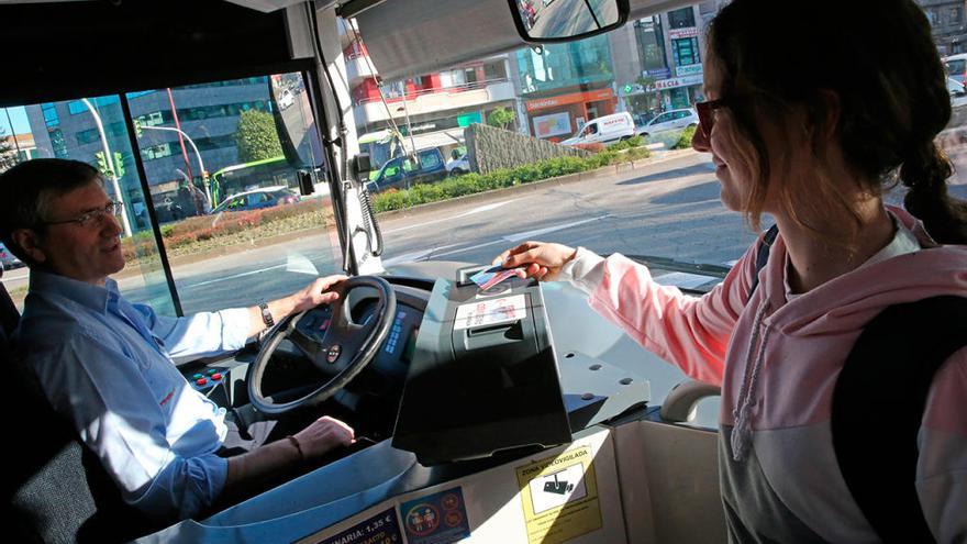 Una viajera de Vitrasa usa la PassVigo para pagar el bus // Marta G. Brea