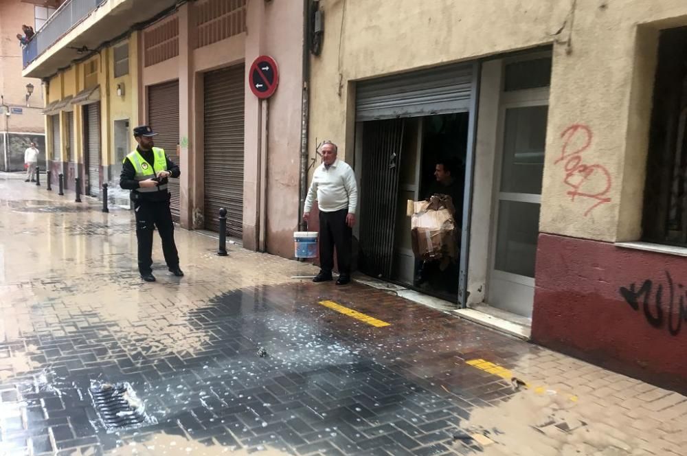 Revienta una tubería en el centro de Murcia