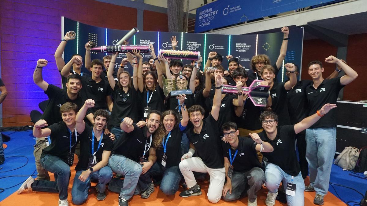 El equipo Faraday Rocketry UPV celebra el éxito.
