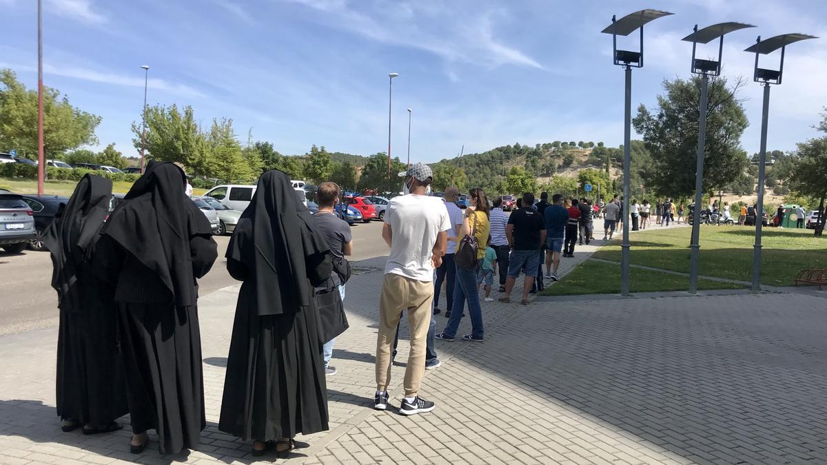 Colas para vacunarse en el centro Miguel Delibes esta mañana.