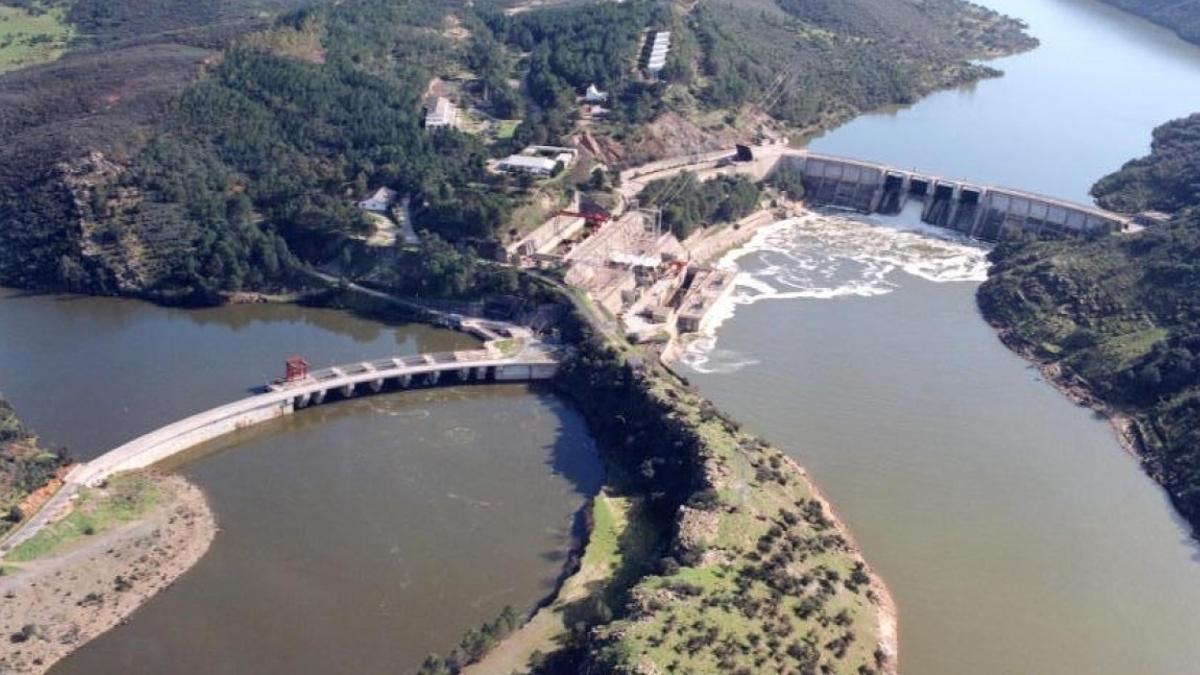Una imagen de la presa de Torrejón, que aumentará su capacidad de bombeo.