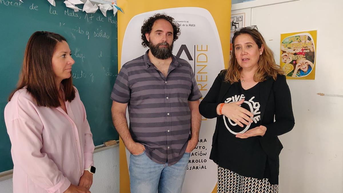 Teresa Moreno, maestra de 6° de Primaria del CEIP Sierra de Gredos, Jordi Martín, formador, y la concejala responsable del Proyecto Navalmoral Emprende,Patricia Meana