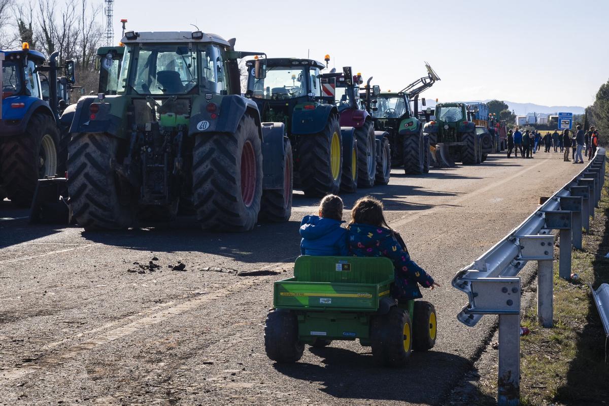 Les millors imatges del tall de l'AP-7 a l'Empordà per la protesta dels pagesos