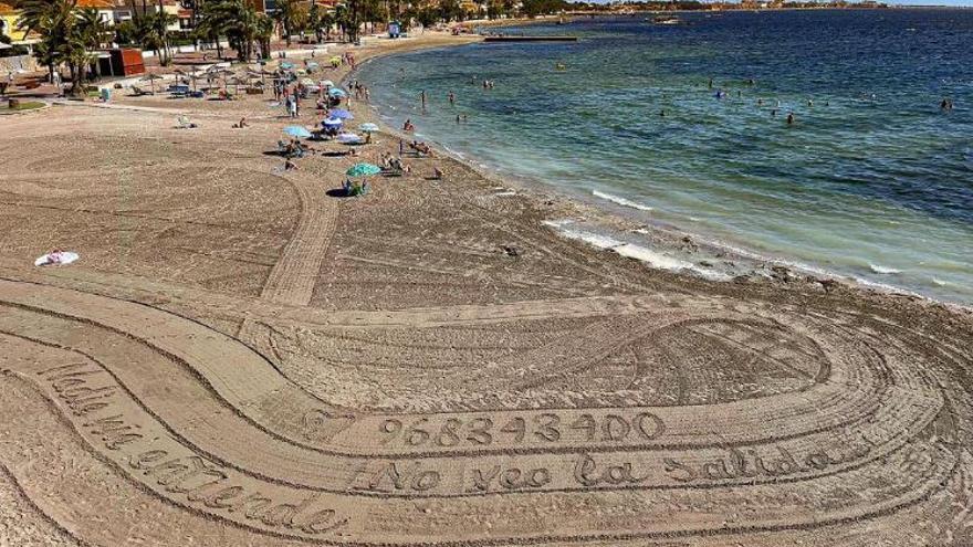 Aparecen &quot;mensajes de socorro&quot; en la Playa del Pescador de Santiago de la Ribera: &quot;Nadie me entiende&quot;