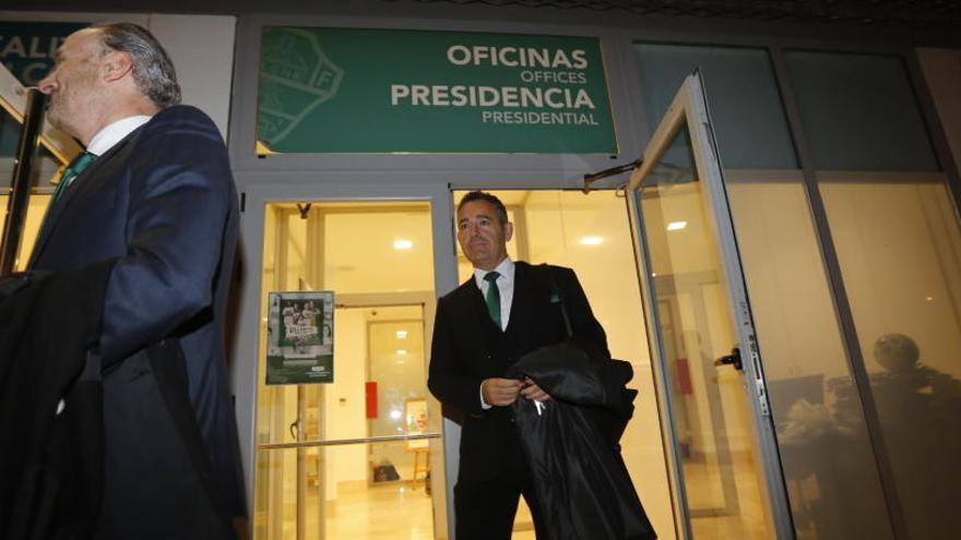 Diego García, presidente del Elche, saliendo del club esta noche tras hablar con Toril