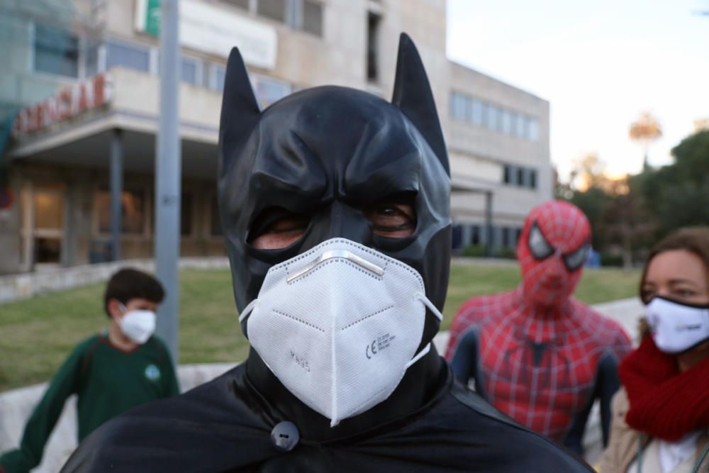 El Materno Infantil recibe la visita sorpresa de Spiderman