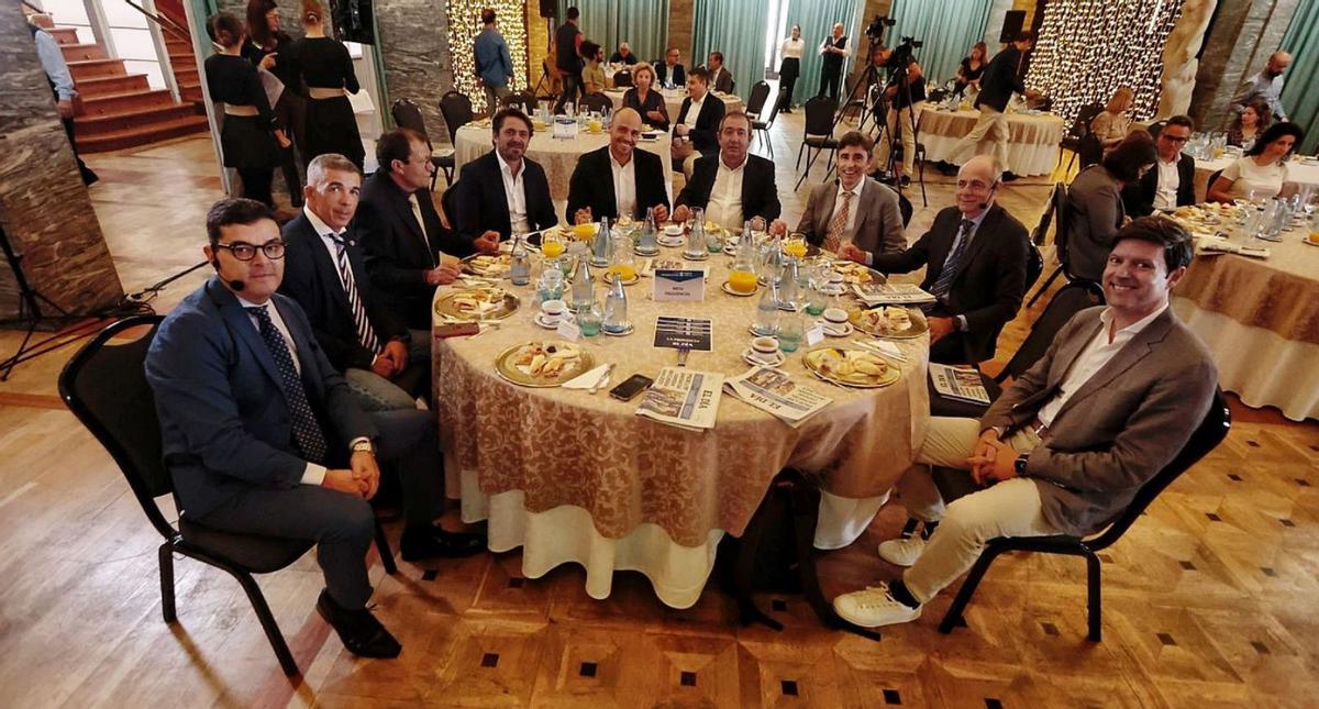 Joaquín Catalán, director de EL DÍA (cuarto por la derecha), en la mesa central del Foro, junto a los intervinientes.