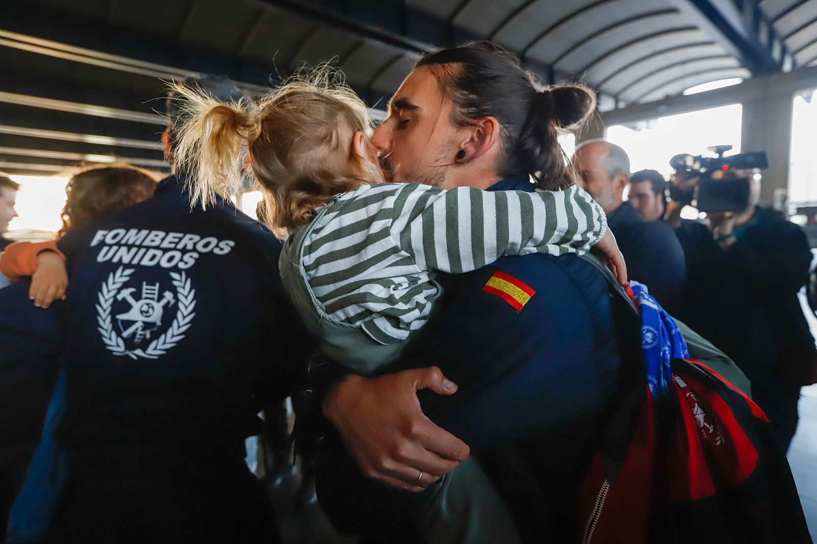 Familia y compañeros reciben con aplausos a los bomberos desplegados en Turquía