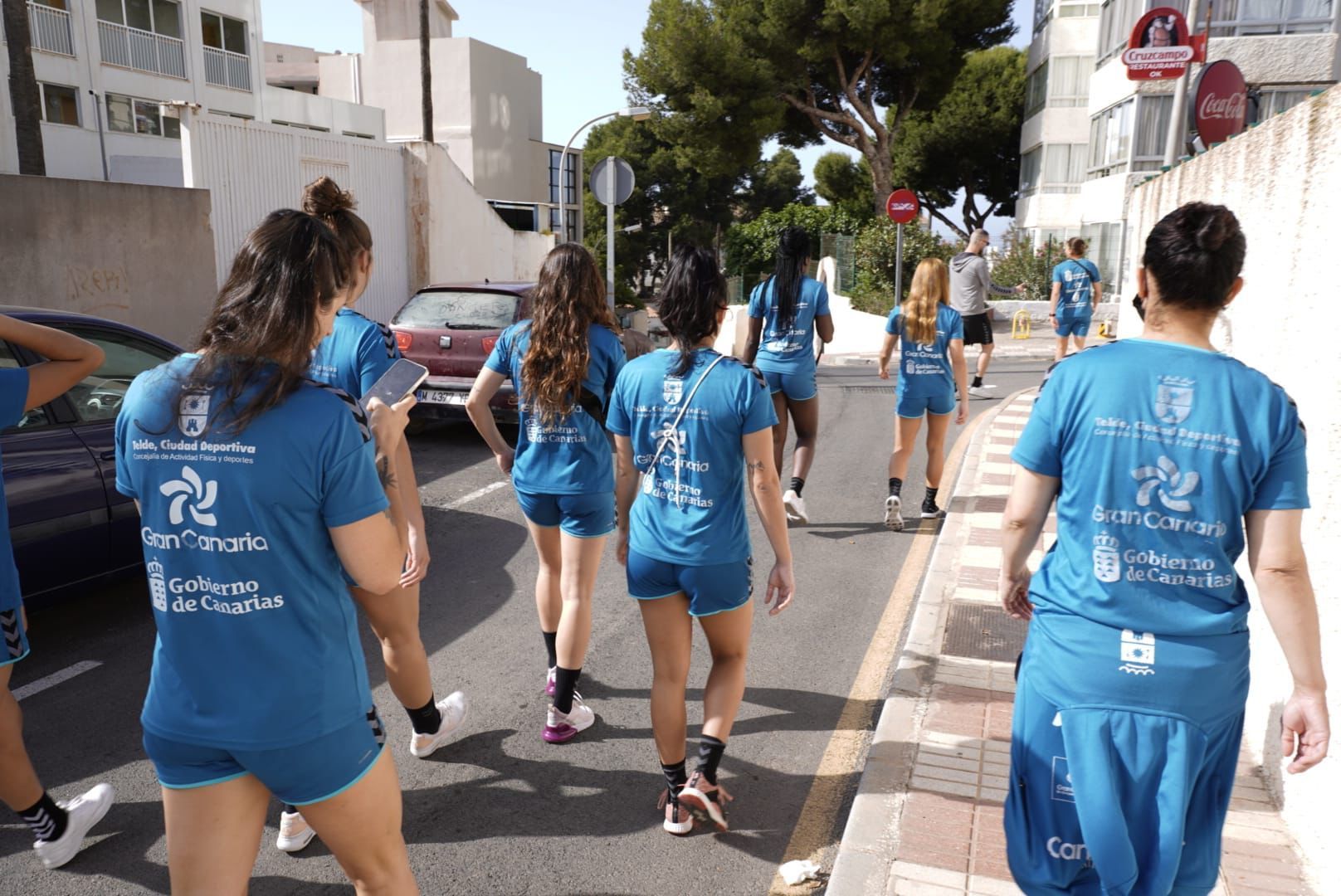 Paseo de las jugadoras del Rocasa