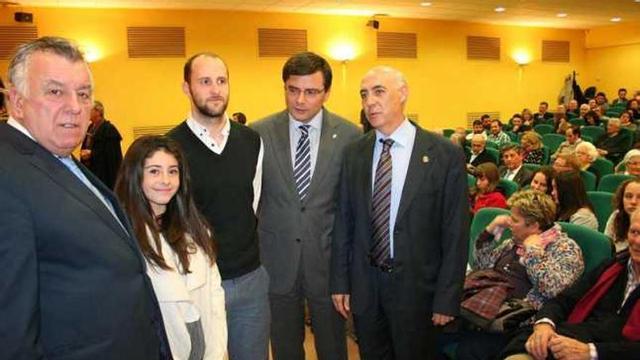 La Orden del Sabadiego premia al cronista y al club de voleibol de Noreña