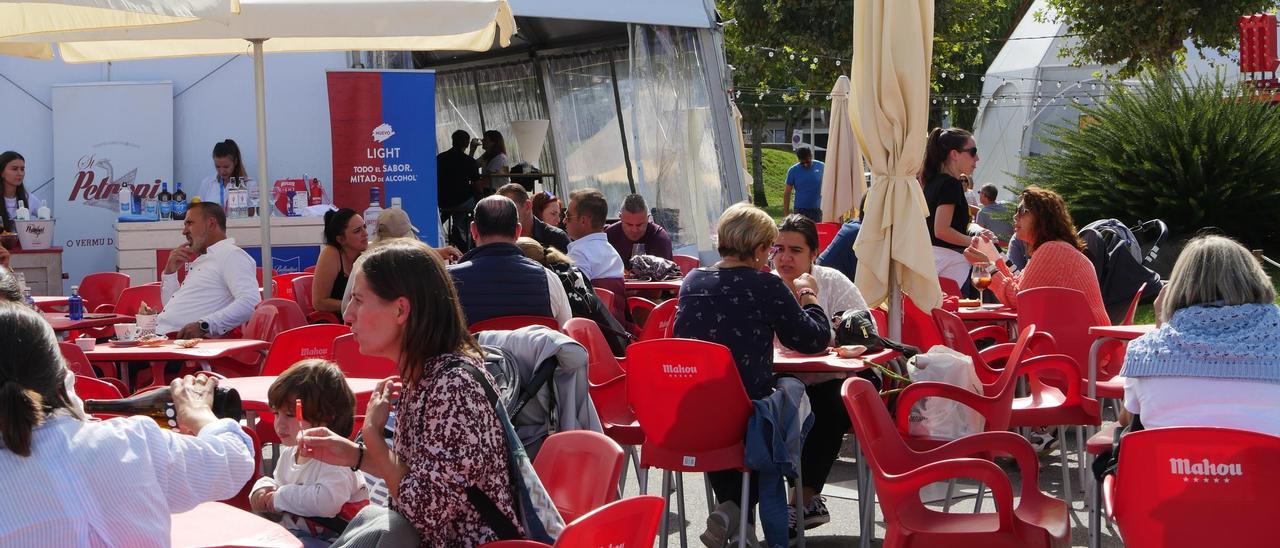 Turistas en una terraza durante la Festa do Marisco del pasado año