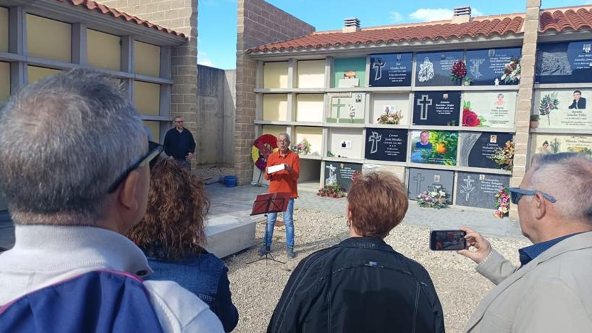 El acto en recuerdo a Manuel Chàfer tuvo dos partes, una de ellas celebrada en el cementerio del Genovés.