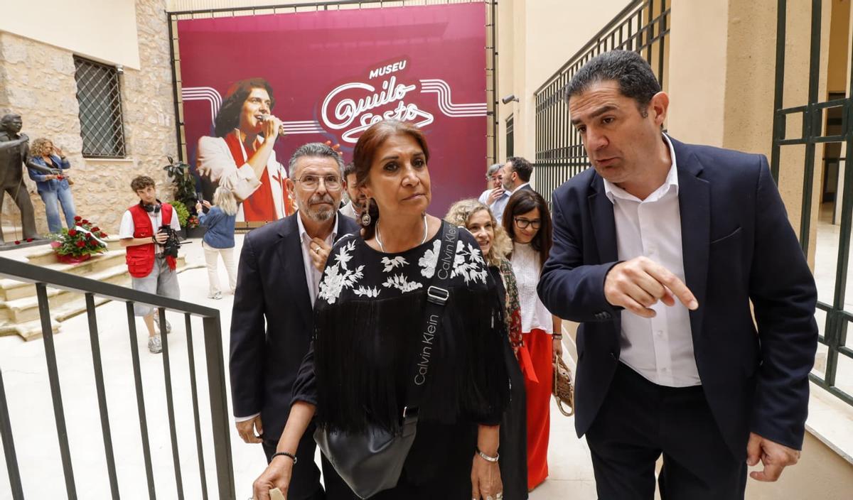 Ornelas y su alcalde abandonan el patio donde está la estatua de Camilo y un gran vinilo
