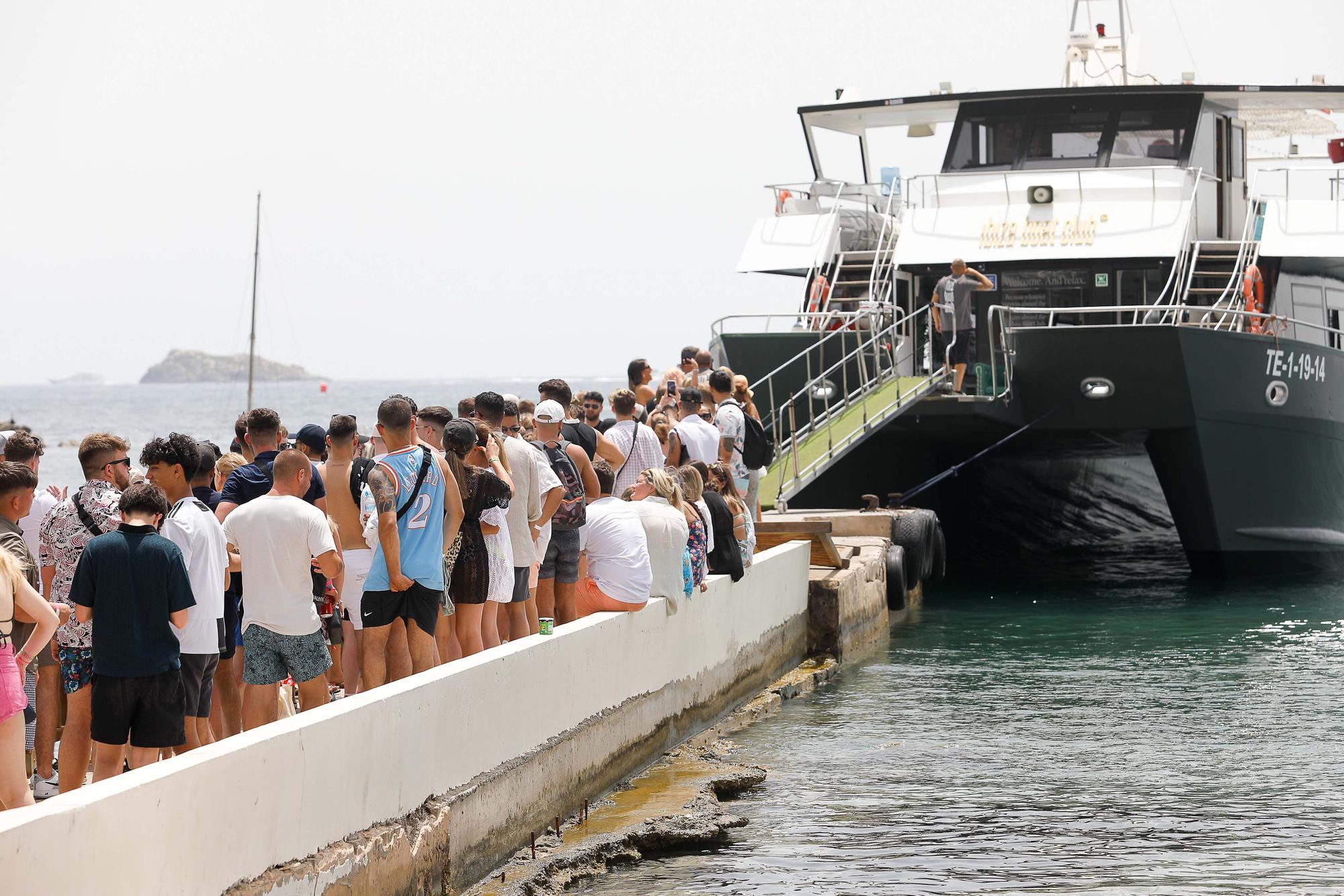 Los ‘party boats’ esquivan la ley contra el turismo de borrachera y sirven barra libre en Ibiza