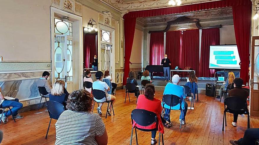 Asistentes a la mesa redonda celebrada en Llanes.