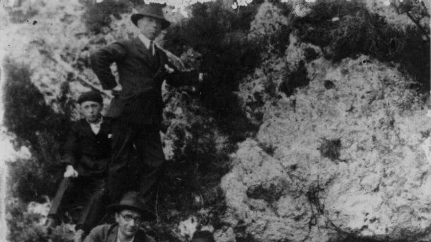 Castelao, nunha excursión pola montaña con algúns compañeiros.