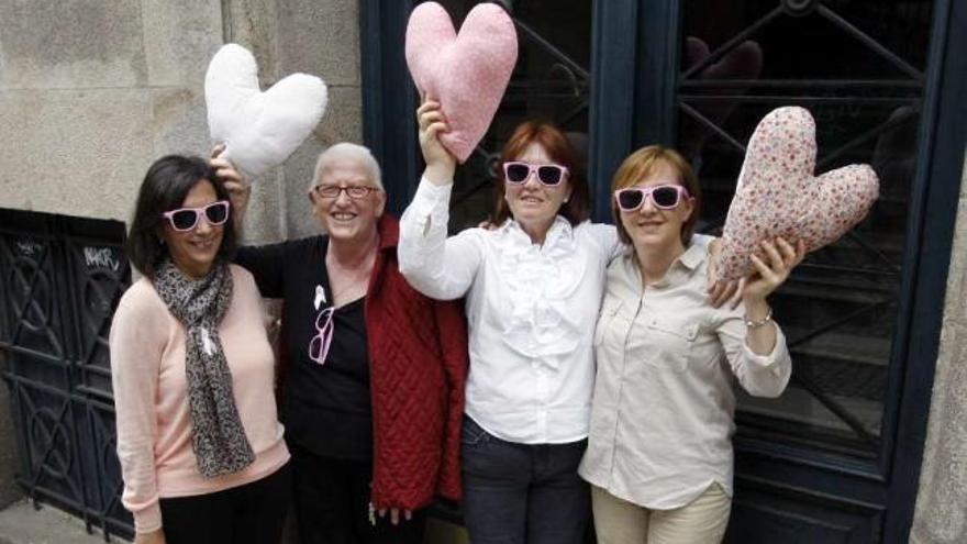 De iz. a dcha., Loli García, Concha Romasanta, Matusa Cerezal yMarta Gonzaléz, con los corazones solidarios y las gafas de la campaña de este año de la AECC. // Marta G. Brea