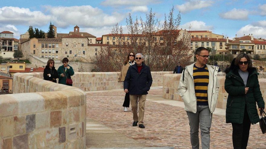 Decenas de personas acuden a ver anochecer al Puente de Piedra.