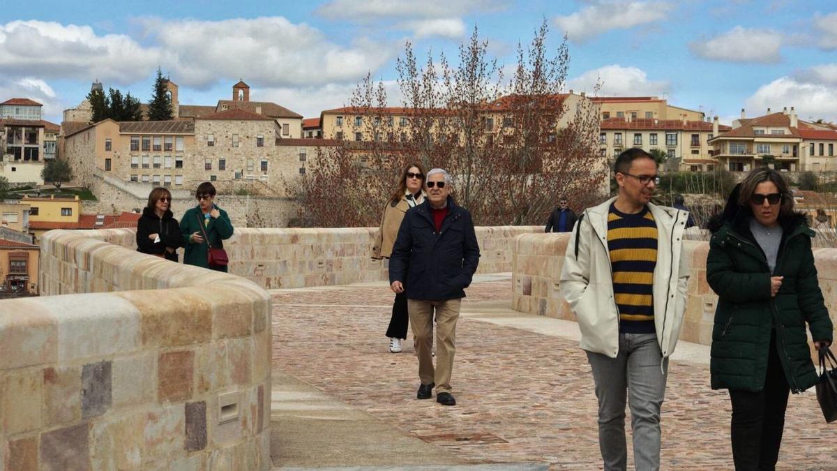 Decenas de personas acuden a ver anochecer al Puente de Piedra.