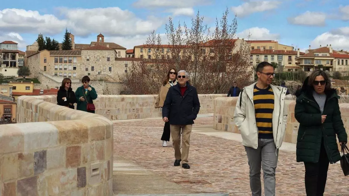 Decenas de personas acuden a ver anochecer al Puente de Piedra.