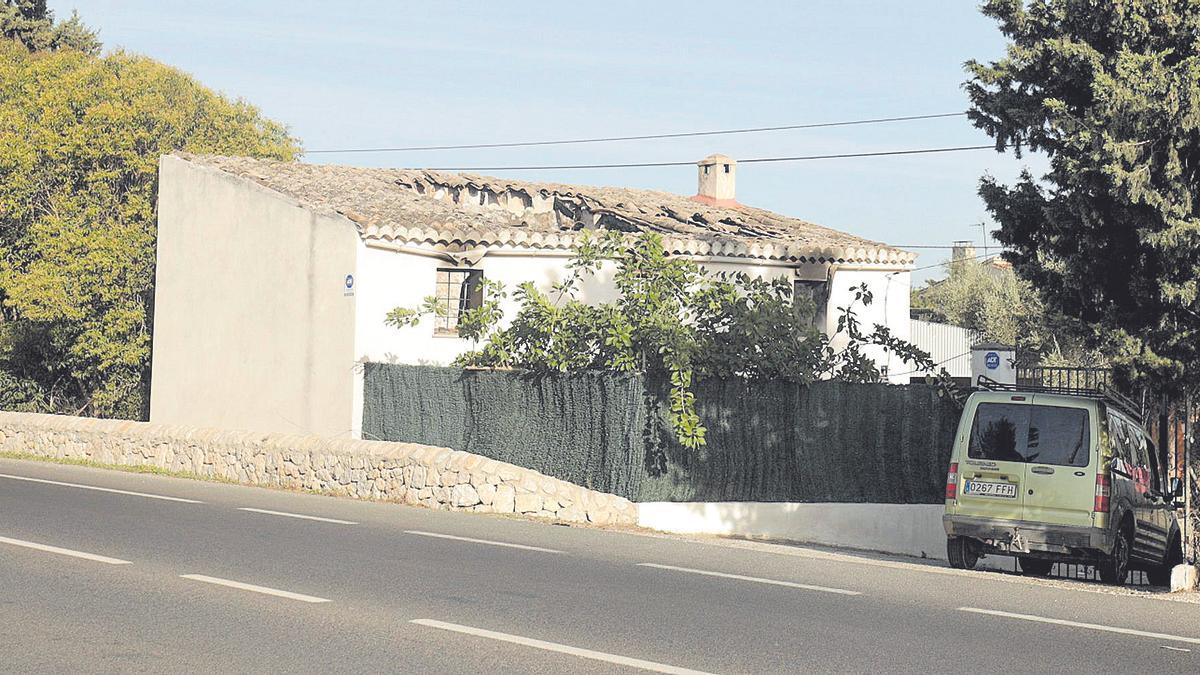 Las señales del incendio eran visibles todavía ayer en el inmueble, con parte del tejado desplomado.