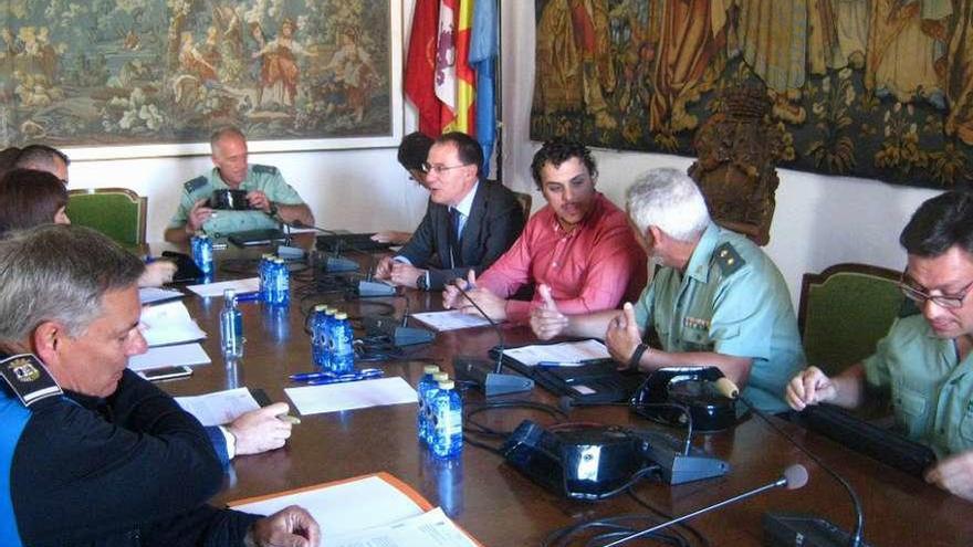 Autoridades y responsables de la Guardia Civil, Policía Local y Protección Civil, durante la reunión.