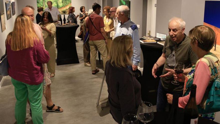 Un momentu de la inauguración de l'amuesa &quot;Fine art photography&quot; | JUAN PLAZA