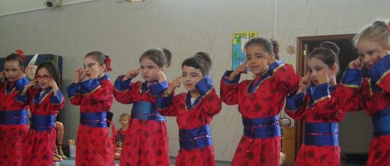 Niñas disfrazadas en el festival en el colegio Casa de la Virgen. // G.N.