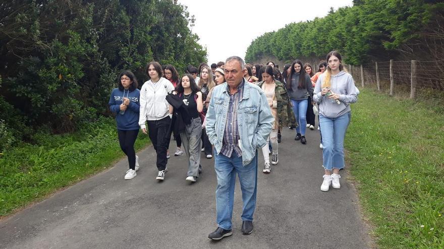 Fernando García Rodríguez, con un grupo de jóvenes, en Arnao (Castropol).