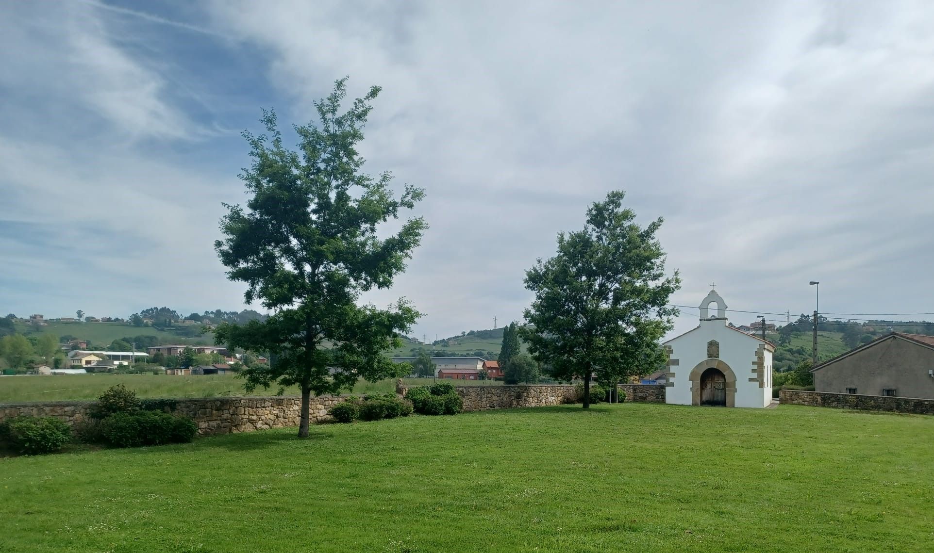 Leer en un palacio: así es la biblioteca de Lugo de Llanera, instalada en una casona del siglo XVII