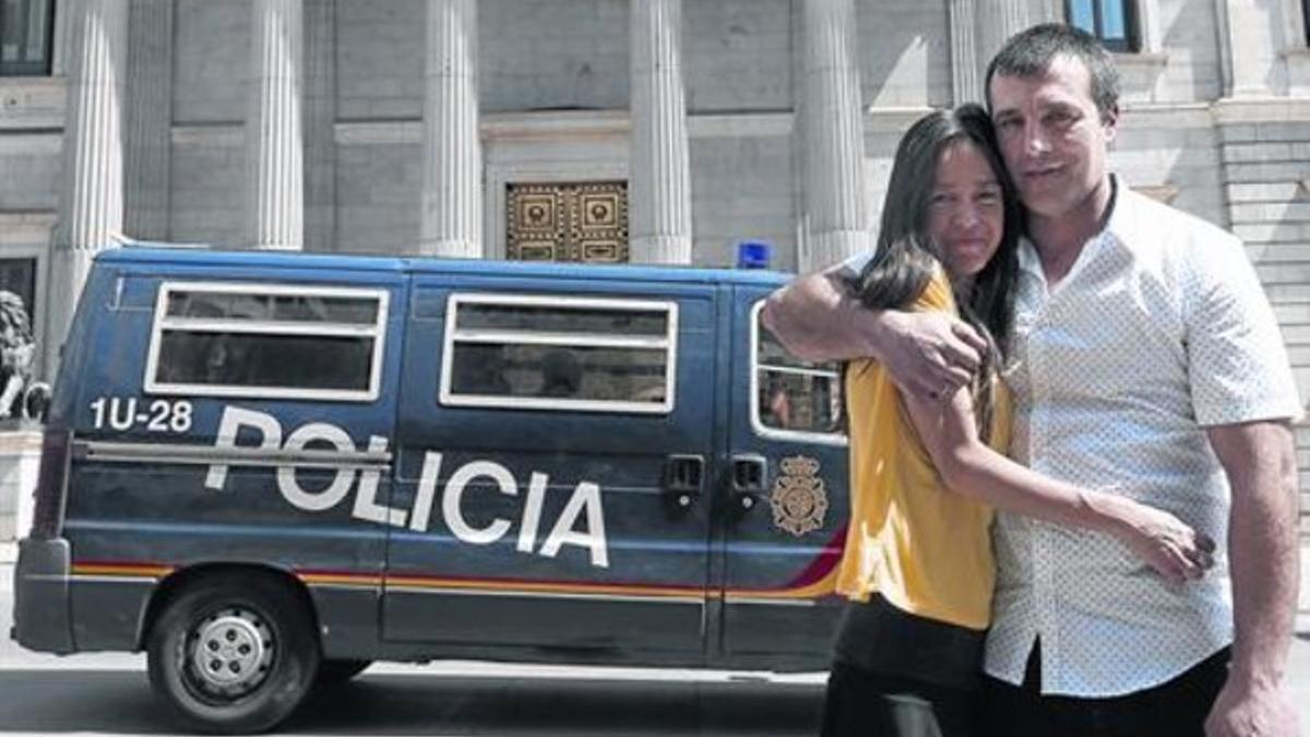 Iñaki Rekarte y su mujer, Mónica, frente al Congreso de los Diputados, el pasado martes.