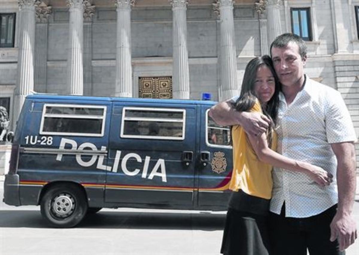 Iñaki Rekarte i la seva dona,Mónica, davant del Congrésdels Diputats, dimarts passat. Iñaki Rekarte i la seva dona,Mónica, davant del Congrésdels Diputats, dimarts passat.