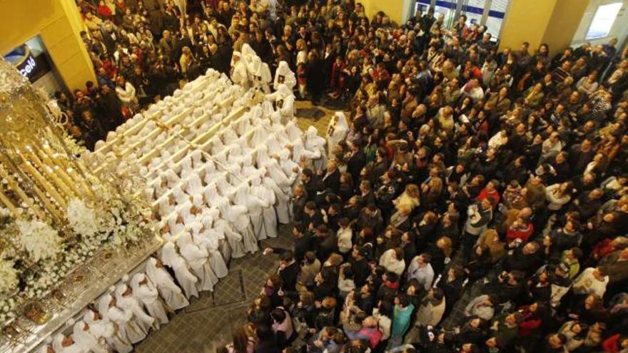 El trono de la Virgen del Rocío inicia la maniobra de la curva para salir de la calle Echegaray.