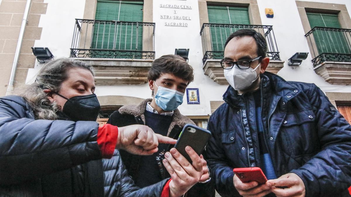 Elena Moreno, Antonio Domínguez y Ricardo Fernández revisan los contenidos del curso de &#039;Community Manager Cofrade&#039; que se impartirá este sábado en la casa de hermandad de la Sagrada Cena en Cáceres.