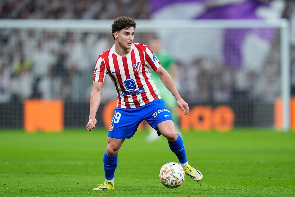Julian Alvarez controla el balón contra el Real Madrid en LaLiga