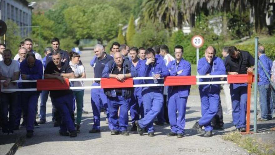 Concentración a las puertas de la fábrica tras el anuncio del cierre. / carlos pardellas