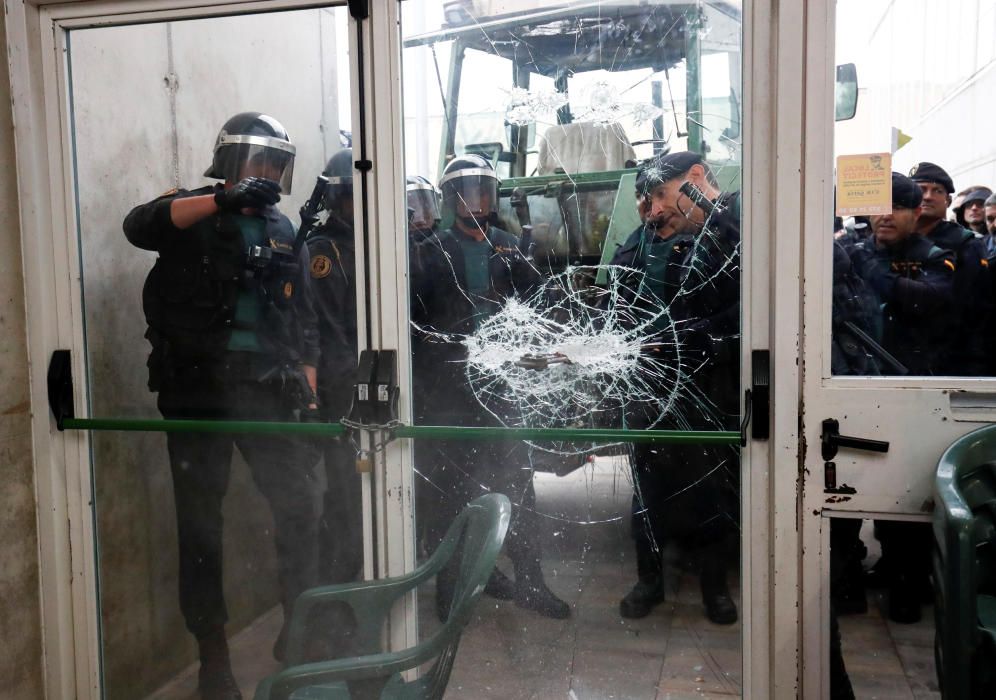 A las 09:00 horas abren los colegios y centros de votación y son los agentes de la Guardia Civil y Policía Nacional los que actúan para evita las votaciones ante la pasividad de los Mossos