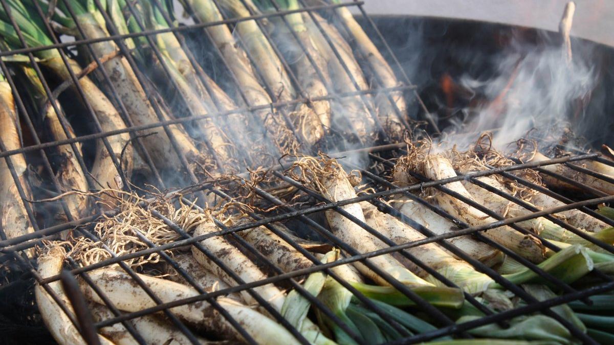 'Calçots' acababándose de cocer al fuego