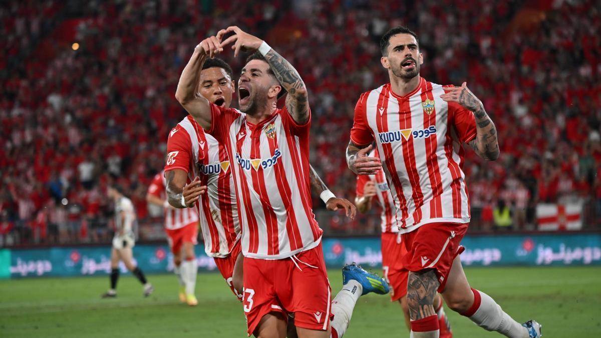 El Almería celebra el primer gol en el partido ante el Castellón.